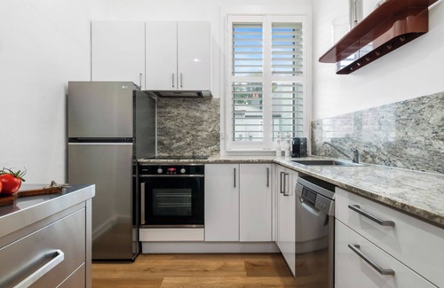 Carlton Apartment | Central Chic & Cool Carlton Apartment on Elgin St.