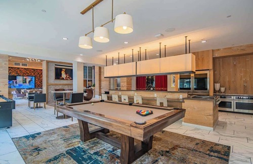 Orange Heights Apartment | Central City Retreat | Pool, Gym, Parking & W/D