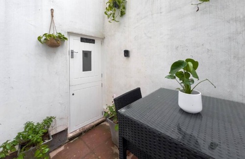 Addison Apartment | Central Cozy Cellar a step from Holland Park & Kensington