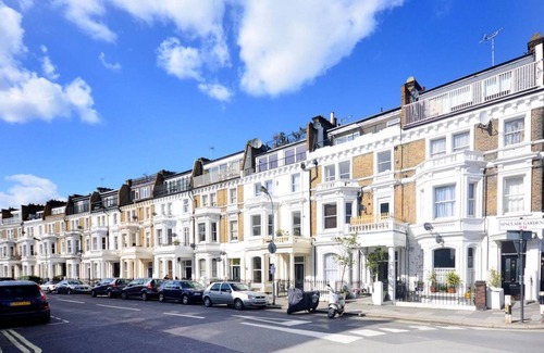 Addison Apartment | Central Cozy Cellar a step from Holland Park & Kensington