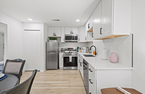 Dallas Apartment | Central Dallas stay/Pool/Gym/Med district/Oaklawn