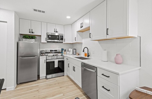 Dallas Apartment | Central Dallas stay/Pool/Gym/Med district/Oaklawn