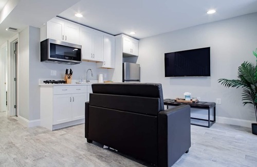 Truxton Circle Apartment | Central DC Flat | Sleeps 3 | Convention Center