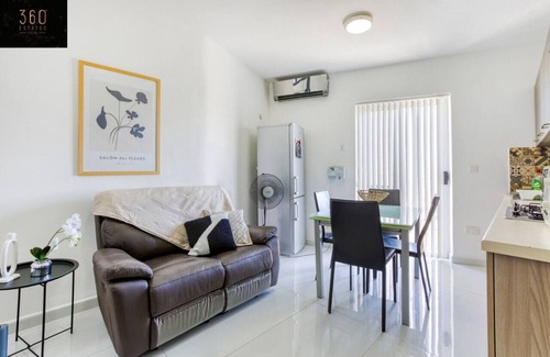 Msida Apartment | Central duplex penthouse with WIFI/AC & terrace