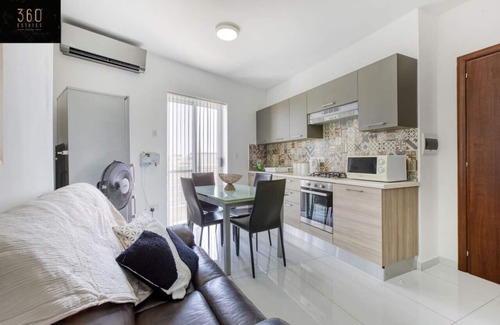 Msida Apartment | Central duplex penthouse with WIFI/AC & terrace