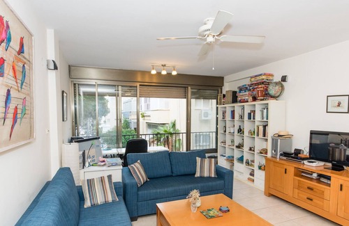 Tel Aviv Promenade Apartment | Central family-sized home – a block from Gordon Beach!