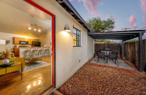 Blenman-Elm House | Central/Fenced/Cozy/1 BR & 1 BA/Guesthouse