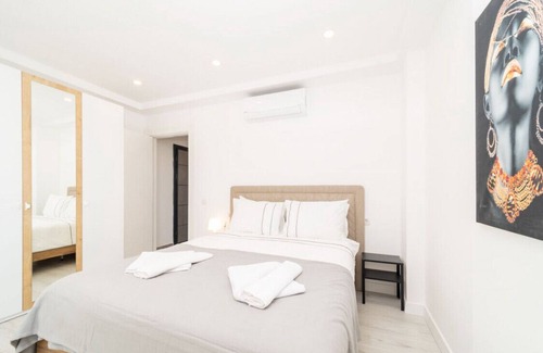 Eski Lara Apartment | Central Flat with Balcony and Terrace in Muratpasa