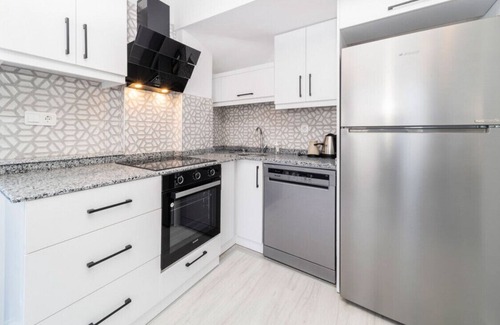 Eski Lara Apartment | Central Flat with Balcony and Terrace in Muratpasa