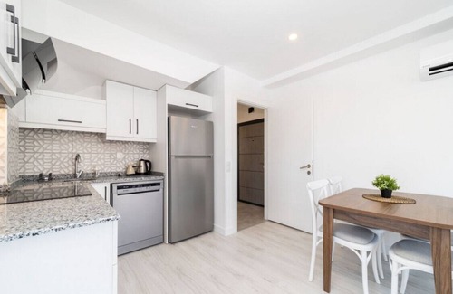 Eski Lara Apartment | Central Flat with Balcony and Terrace in Muratpasa