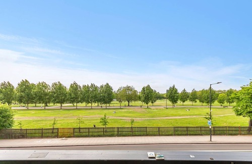 Brownswood Apartment | Central location. 5mins from Finsbury Park Station. Park views.