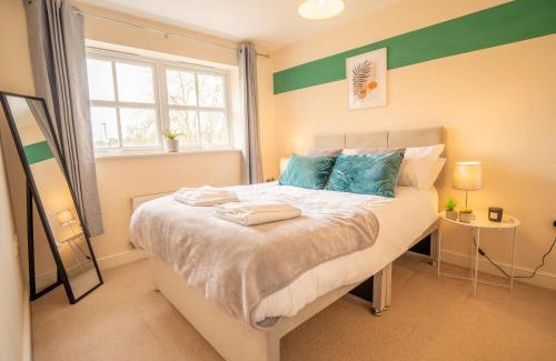 Ashby-de-la-Zouch House | Central location -3 Beds, 2 baths , off-street parking, fast Wifi, sleeps 7