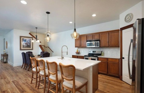 Bozeman House | Central Location with Western Flair