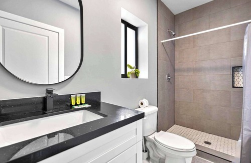 Liberty City Apartment | Central Miami Studio | Wynwood 8 Min
