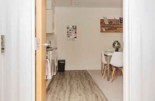 Henley Apartment | Central Modern Flat with Dedicated Parking