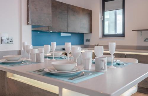 Cheltenham Apartment | Central Penthouse with Hot Tub & Views 23