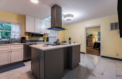 North Raleigh House | Central Pet-Friendly 2BR with Large Private Yard