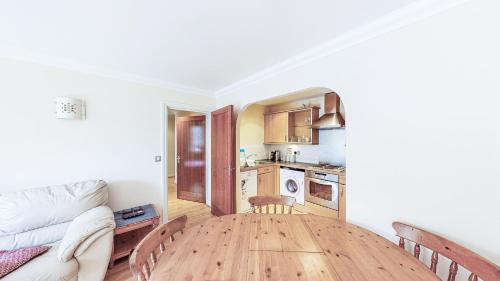 Reading City Centre Apartment | Central Reading Canal Side Apartment sleeps 4 with Parking