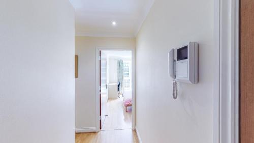Reading City Centre Apartment | Central Reading Canal Side Apartment sleeps 4 with Parking