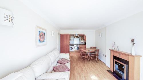 Reading City Centre Apartment | Central Reading Canal Side Apartment sleeps 4 with Parking