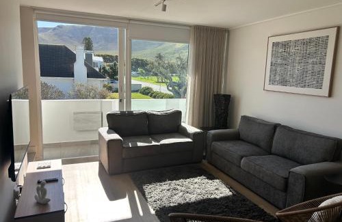 Hermanus City-Centre Apartment | Central Town Duplex with Pool, BBQ & Mountain View