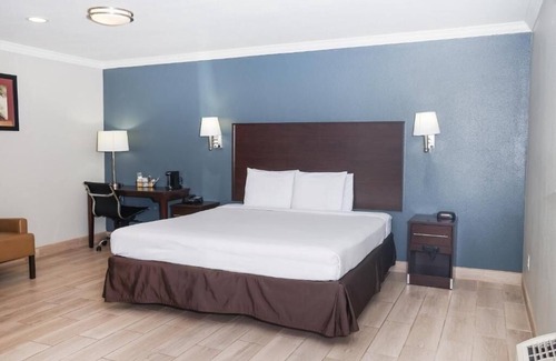 McAllen Hotel | Central Unit By Olive Garden - Pets Welcome, Pool, Free Parking Available