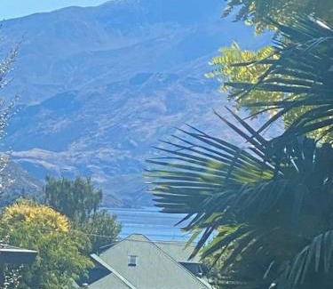 Wanaka Ski Chalet | Central Wanaka Oasis, Tiny Home, Mountain Views & Spring Water