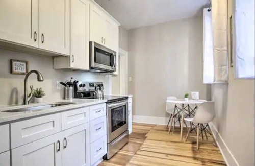 Southwest Raleigh Apartment | Centrally Located 1925 Historic 2BR Apartment