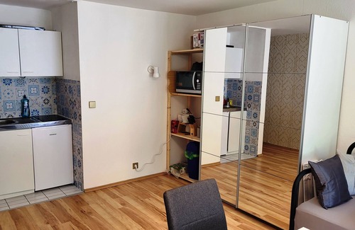 Universitat Apartment | Centrally located accommodation between the clinics and the city center