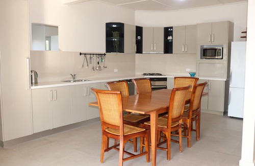 Eden House | Centrally located & Clean - 4 Bedrooms 5 beds!
