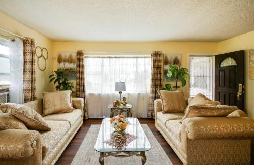 West Rancho Dominguez House | Centrally Located Compton Retreat Patio and Grills