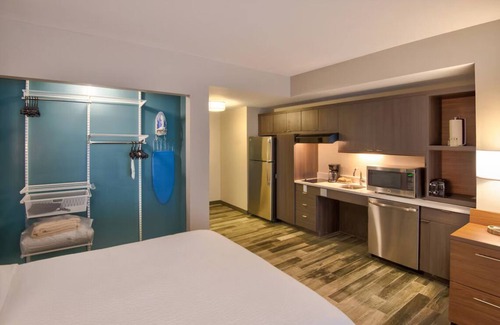 Flagami Hotel | Centrally Located! Cozy Studio Suite, Pool, Breakfast, BBQ, Close to Attractions