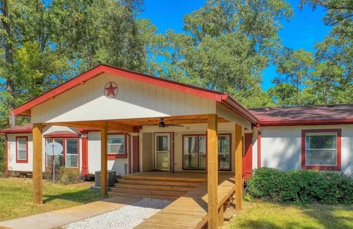 Broaddus House | Centrally Located for fishing tournaments and lake activities