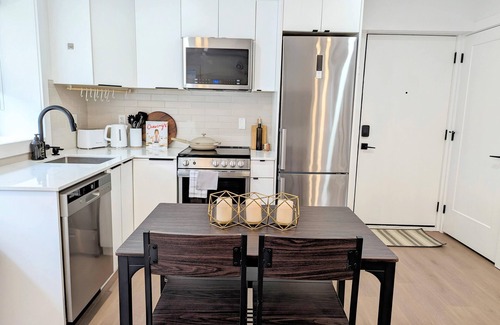 Knight House | Centrally located, modern, clean, 2 bedroom suite! Kid Friendly!