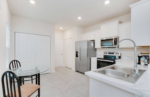 Baymeadows House | Centrally Located Townhome! Minutes from Beaches and downtown!