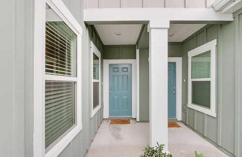 Baymeadows House | Centrally Located Townhome! Minutes from Beaches and downtown!