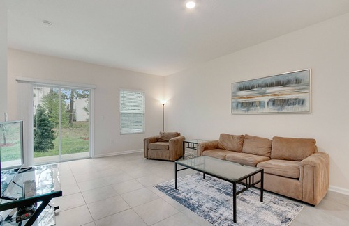 Baymeadows House | Centrally Located Townhome! Minutes from Beaches and downtown!