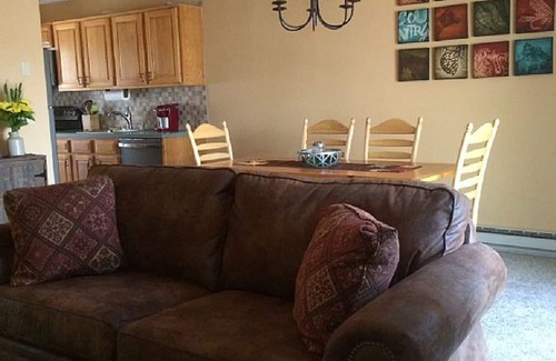 White Haven House | Centrally Located To All The Best The Poconos Has To Offer!