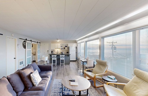 Lincoln City Condo | Centrally located condo with ocean views, nearby beach access