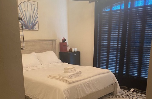 Wheatland House | Centrally Located and 10 Minutes to Airport Single Room with private bathroom