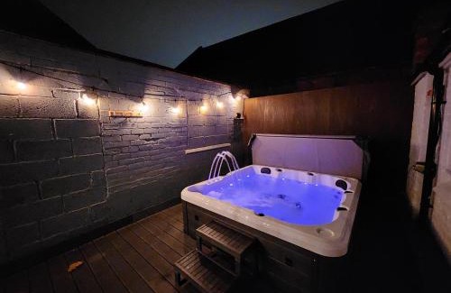 Derby Apartment | Centre Apartment - Sleeps 2 & Roof Top Hot Tub