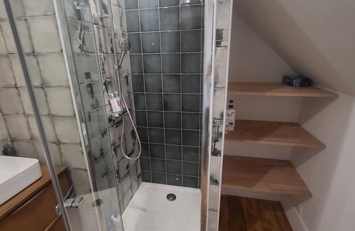 Cotes d'Armor House | Centre Ville de St Quay, 100m Plage. Place du Marché