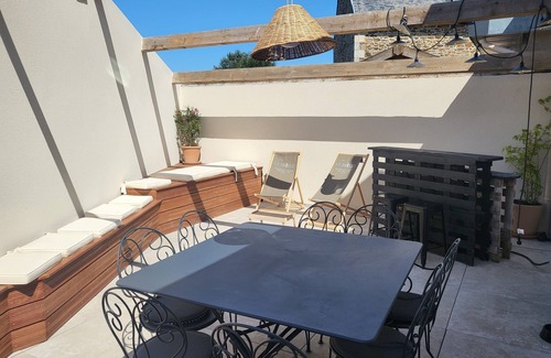 Cotes d'Armor House | Centre Ville de St Quay, 100m Plage. Place du Marché