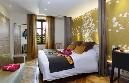 Vignieu Hotel | Château Chapeau Cornu