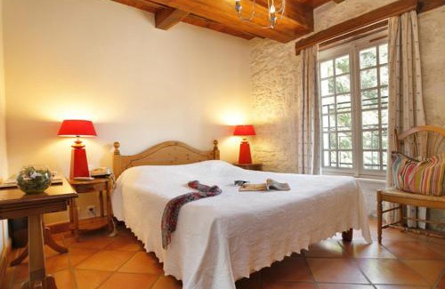 Vignieu Hotel | Château Chapeau Cornu