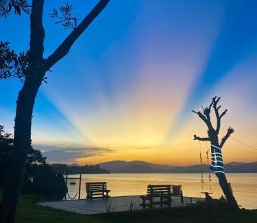 Sao Tomas Ski Chalet | Chalé na beira da lagoa com vista