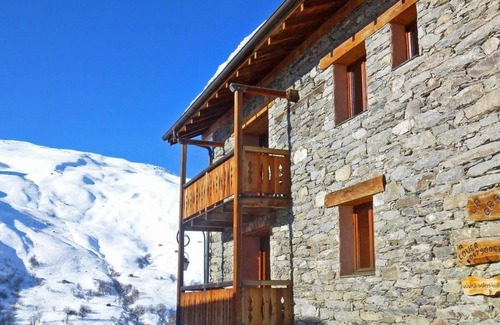 Le Bettaix Ski Chalet | Chalet, 250m from ski slopes, balcony, fireplace or stove, parking, tv, ski locker, 260m²