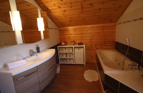 Saint-Nabord House | Chalet chaleureux avec sauna, terrain, terrasse et babyfoot à Saint-Nabord - FR-1-589-255