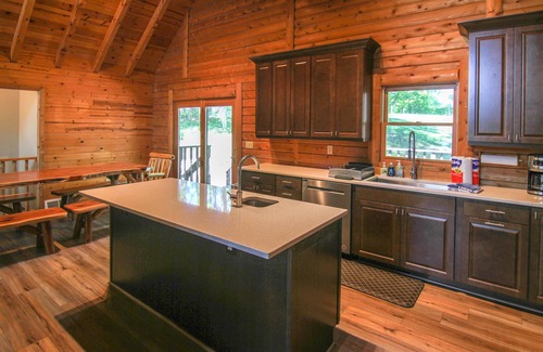 Thompsonville Cabin | Chalet Crystal Mountain - 6 Bedroom - 3 Bath Log Cabin