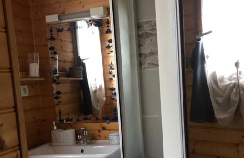 La Teste-de-Buch Cottage | 'Chalet des Ours La-Teste-de-Buch' with Shared Pool & Wi-Fi